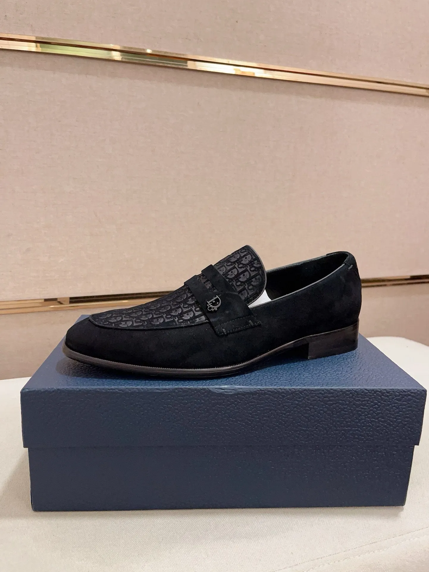 Men's shoes 💰: 540💰 High-end version of Dior Dior's new series. Famous actors and Internet celebrities wear super popular designs. The sculptures of French artist Niki de Saint Phalle are designed as rings. Material: Fabric: Imported original material. Foot: cowhide. Outsole: Rubber outsole. Men's shoe size: 38~44. Can be customized to size 45.